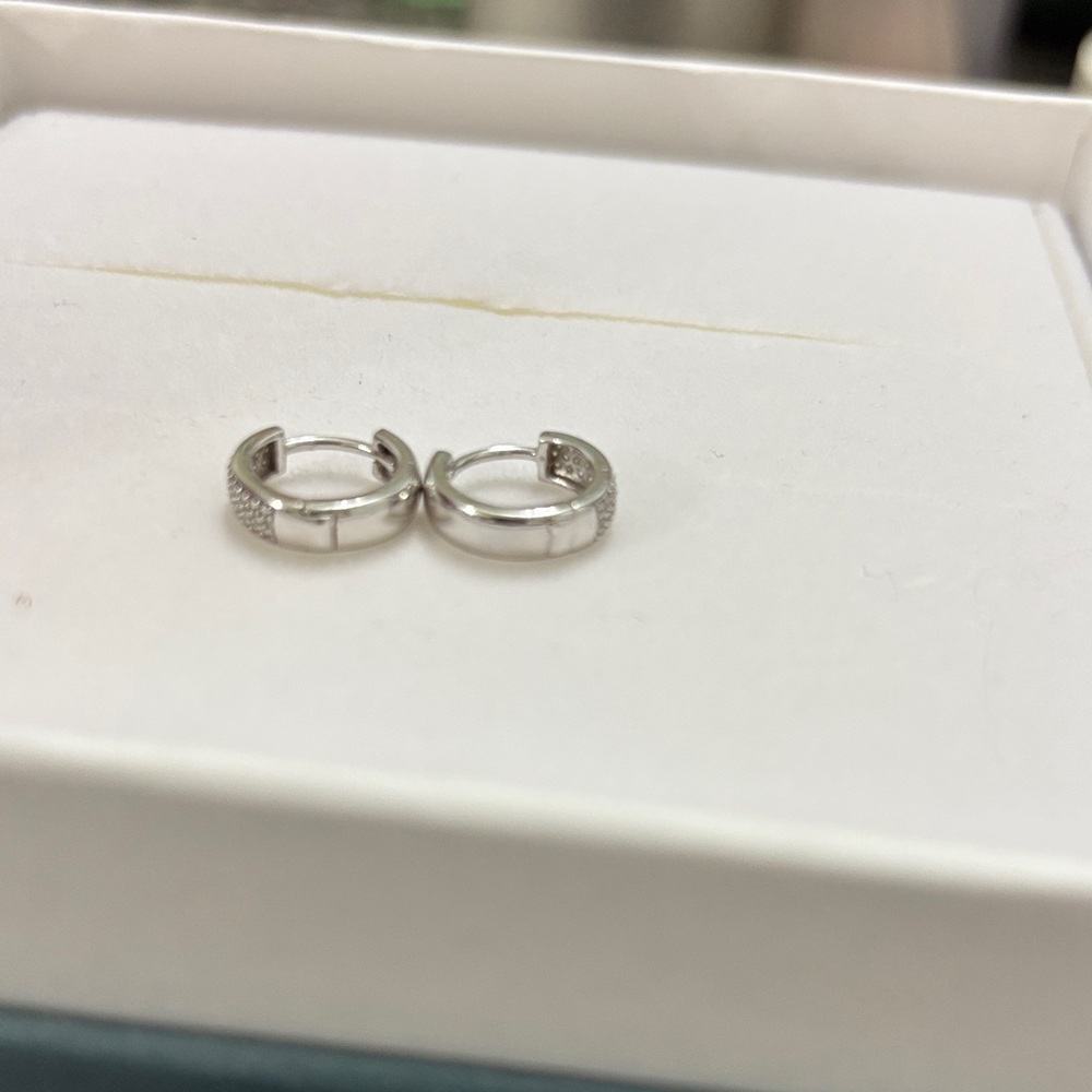 💎Mejuri Bold pavé Diamond Huggie Hoop Earrings 14k white gold - Picture 8 of 8